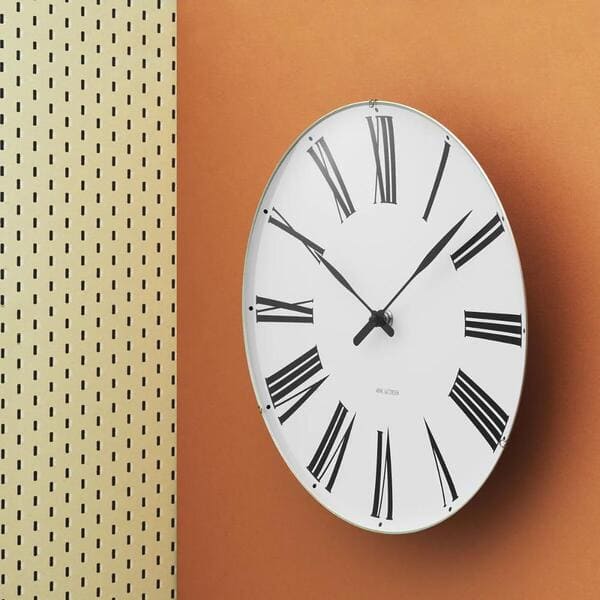主張しすぎない静かな優雅さ。ROSENDAHL(ローゼンダール)Arne Jacobsen Roman Wall Clock 29cm 43642のイメージ画像