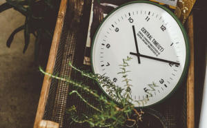 正確に時を刻むおしゃれなデザインの電波式掛け時計10選