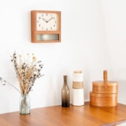 ビンテージテイストあふれるレトロなデザインの掛け時計