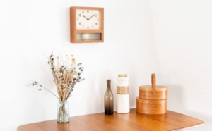 ビンテージテイストあふれるレトロなデザインの掛け時計