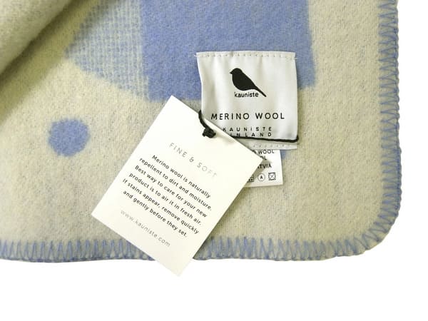 温かみのあるデザイン。kauniste（カウニステ）HALF BLANKET Talviyo （冬の夜）のイメージ画像