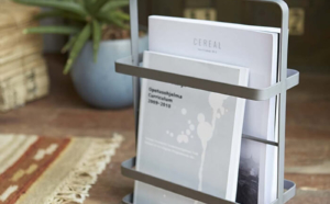 スリムなマガジンラックや壁掛けラックで部屋をすっきりおしゃれに