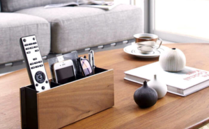 デザインと機能性が両立した木製のリモコンラック10選