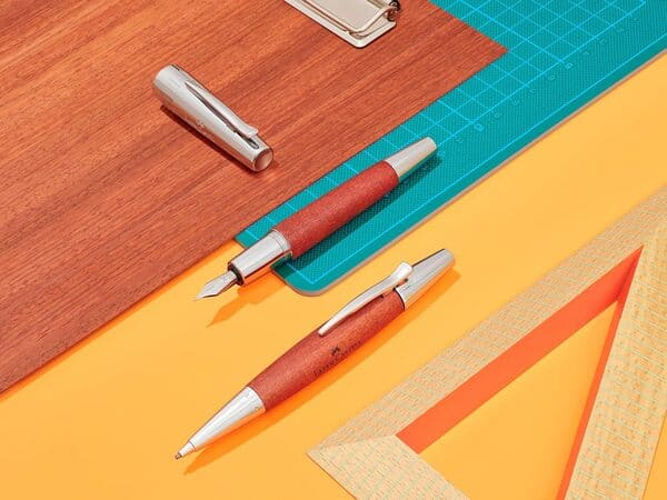 クロームと木のコントラスト。FABER-CASTELL(ファーバーカステル) エモーション ウッド&クローム ボールペン 梨の木のイメージ画像