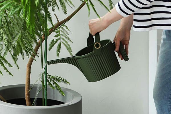 多くのデザイン賞を受賞。八幡化成 Hachiman gardens GARDEN BEETLE（ガーデンビートル）フォンタナジョウロ