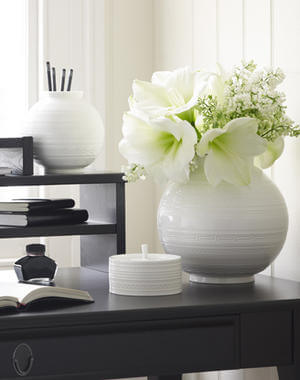 スタイリッシュで上品。WEDGWOOD（ウェッジウッド）INTAGLIO（インタグリオ）インテリア ベース Lサイズ