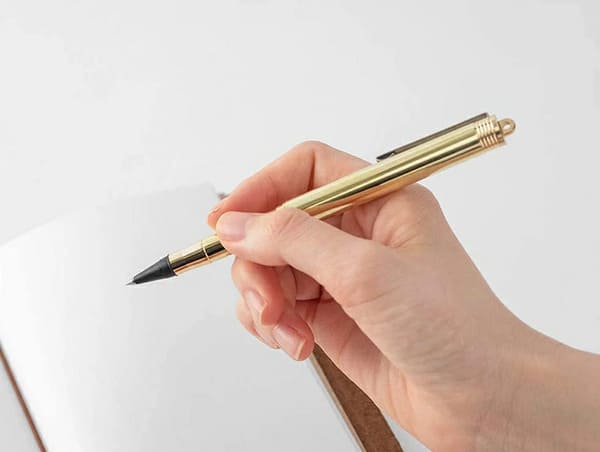 真鍮の手帳用ペン。TRAVELER'S COMPANY（トラベラーズカンパニー）TRC BRASS BALLPOINT PEN Solid Brass / TRC ブラス ボールペン 真鍮無垢 36727006のイメージ画像