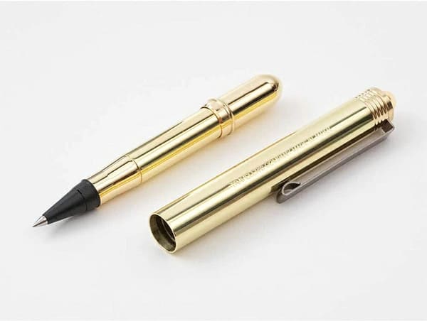 真鍮の手帳用ペン。TRAVELER'S COMPANY（トラベラーズカンパニー）TRC BRASS BALLPOINT PEN Solid Brass / TRC ブラス ボールペン 真鍮無垢 36727006のイメージ画像2