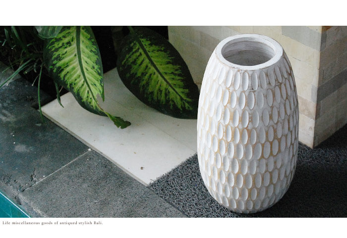 リゾート感を演出！ウッドで出来たホワイトウォッシュのしずく型傘立て