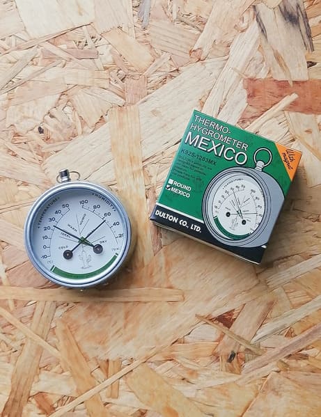 重厚感と愛らしさ。Dulton(ダルトン)THERMO-HYGROMETER(サーモハイグロメーター)K925-128のイメージ画像