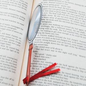 ニューヨークの虫メガネ。KIKKERLAND(キッカーランド)Fresnel Bookmark Magnifier(フレネルブックマークマグニファー)のイメージ画像