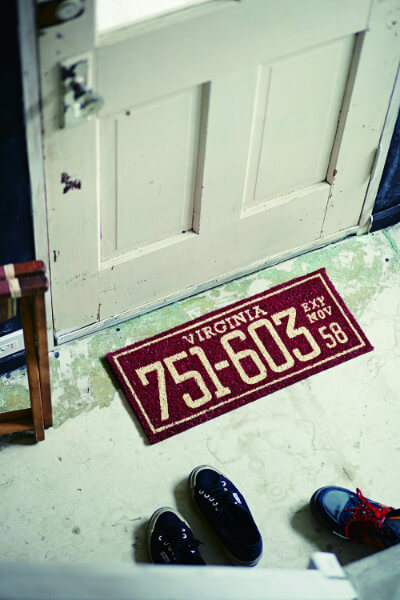 ナンバープレートがモチーフ。Garage（ガレージ）TJ-1155