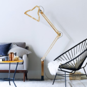 木製のフロアライトでお部屋にもっと温もりを