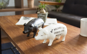 大きい豚の貯金箱　Piggy bank 木彫り　インテリア　30〜40センチ素材木製