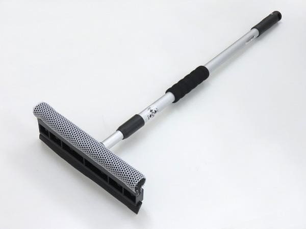 まずは必須のスノーブラシ。Meltec（メルテック）スノッキー SNB-03