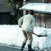 効率よく雪掻き。おすすめの雪かきスコップや車用など便利な道具15選