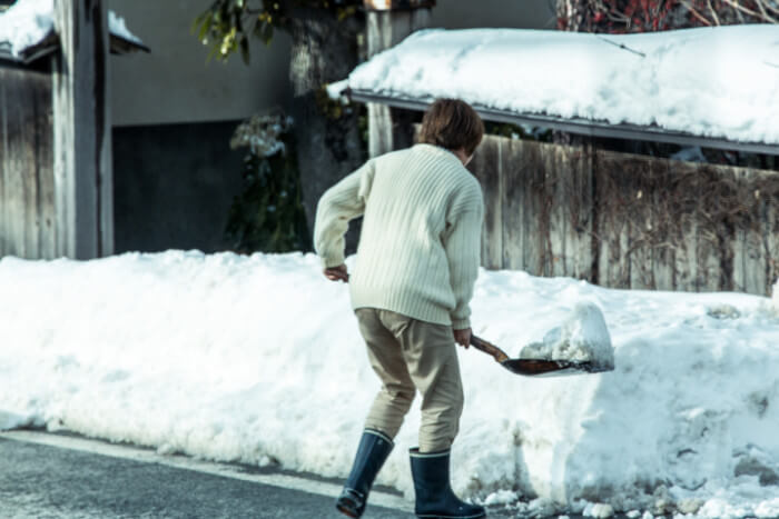 効率よく雪掻き おすすめの雪かきスコップや車用など便利な道具15選 Inzak