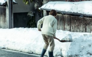効率よく雪掻き。おすすめの雪かきスコップや車用など便利な道具15選