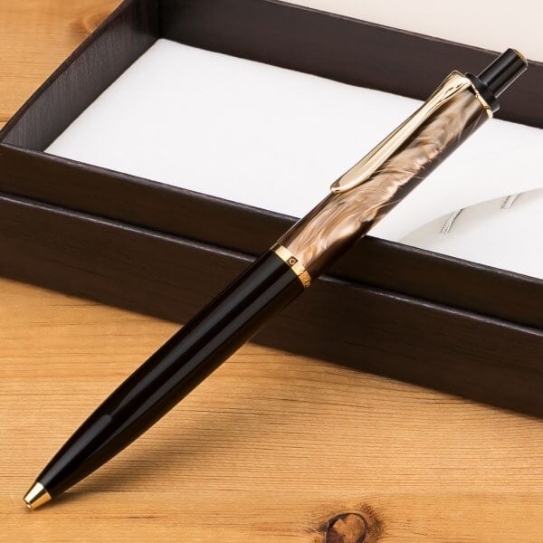 個性的なマーブル模様。Pelikan(ペリカン)Classic K200 油性ボールペン