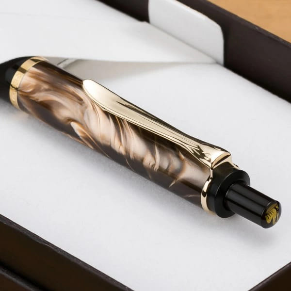 個性的なマーブル模様。Pelikan(ペリカン)Classic K200 油性ボールペンのイメージ画像