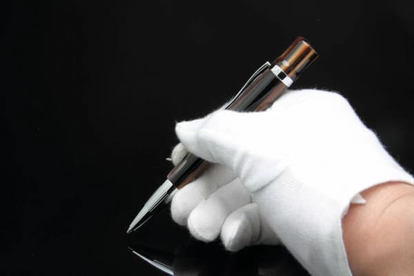 本物を所有する喜びを得られる高級ボールペンのイメージ画像