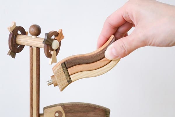 天然木の色合いで表現。旭川クラフト ササキ工芸 鯉のぼり 木製のイメージ画像