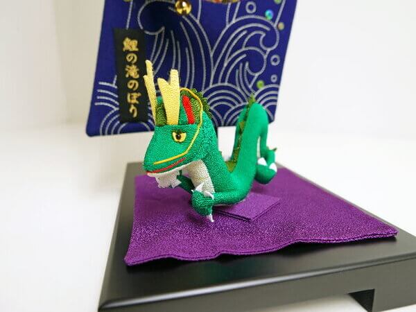 勇ましい姿。五月人形 室内用鯉のぼり 鯉の滝のぼりのイメージ画像2