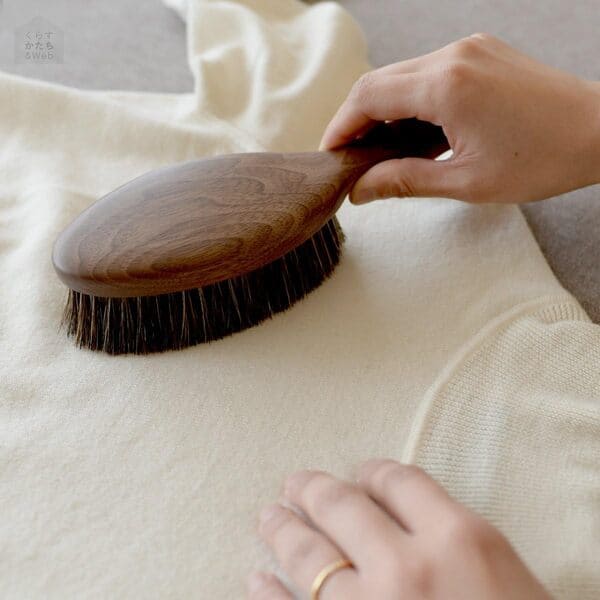 毛玉を作りにくくする。shoji works（ショージワークス）洋服ブラシのイメージ画像