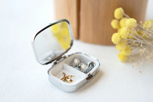 本革の高級感。鏡付きコンパクト ピルケースのイメージ画像