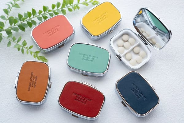 本革の高級感。鏡付きコンパクト ピルケース