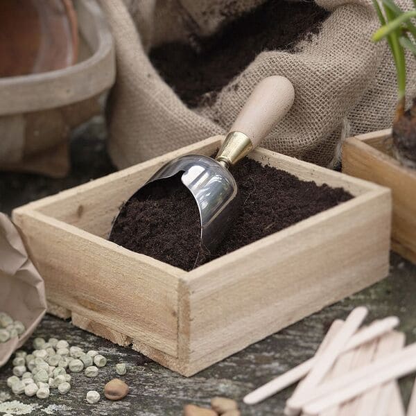 大量の土も一度で。Burgon&Ball(バーゴン&ボール)Sophie Conran(ソフィ・コンラン)Compost Scoop(コンポストスコップ)