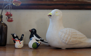 僕の家の玄関の定番の鳥の置物