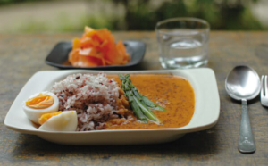 いつものカレーを特別に。おすすめの陶磁器製カレー皿