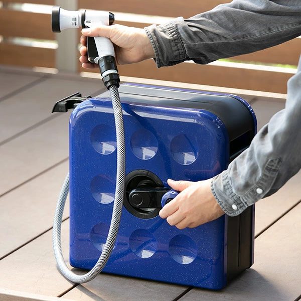 スタイリッシュでスリム。三洋化成 散水 ホースリール S-BOX リール SBX-Q208のイメージ画像