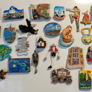 ご当地マグネットは冷蔵庫に貼ると落ちて壊れるよ