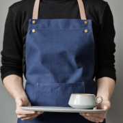 コットン100パーセント。女性向けの北欧製エプロン