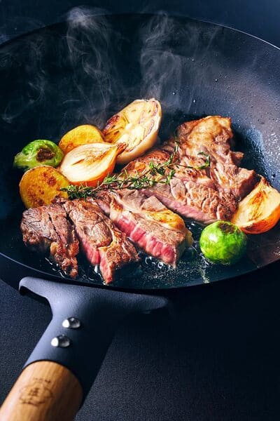 独自開発プレート。日本洋食器 匠JAPAN鉄鍋 フライパン MGFR24 MGFR26のイメージ画像