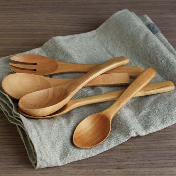 ほっこりするデザイン。KINTO(キントー) WOODN CUTLERY ブイヨンスプーン 木 クヌギのイメージ画像