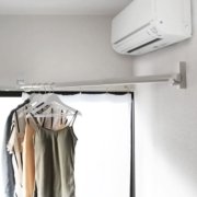 部屋干し派におすすめ。壁や窓を利用したおしゃれな室内物干し