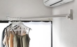 部屋干し派におすすめ。壁や窓を利用したおしゃれな室内物干し