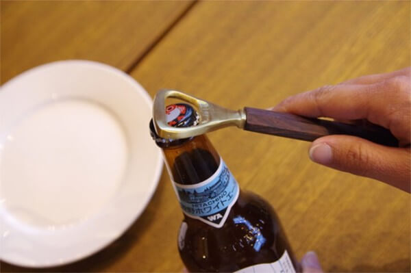 食卓で映えるデザイン。DETAIL INC.（ディテール）Angled Wood Bottle Opener（アングルドウッドボトルオープナー）のイメージ画像