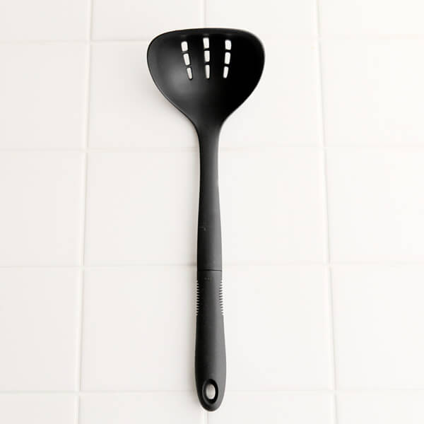 鍋を傷つけにくい。OXO(オクソー)GOOD GRIPS(グッドグリップス)ナイロン穴あきレードル