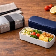 持ち運び簡単。バッグの中でもかさばらないスリムな弁当箱