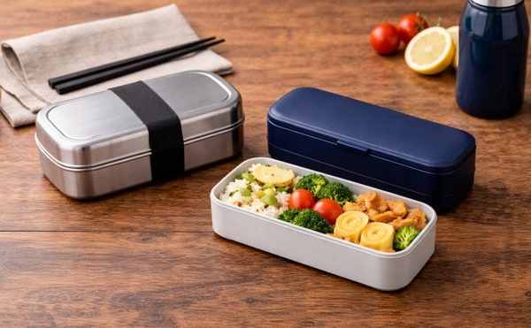 持ち運び簡単。バッグの中でもかさばらないスリムな弁当箱