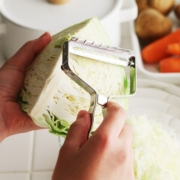 燕三条製やスイス製など。おしゃれで使いやすい千切り用ピーラー