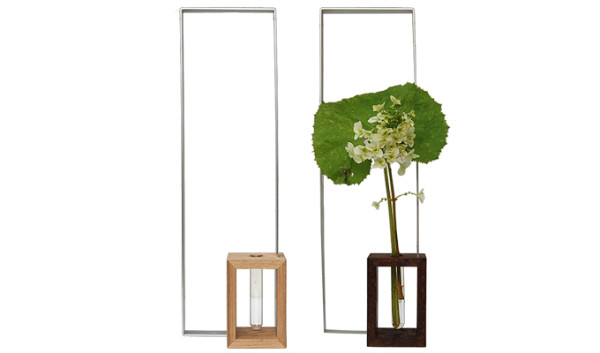 窓枠に映える花を眺める。ALART（アルアート）MADO ながしかく