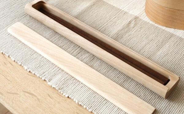フタがスライド式で開けやすい。国産ブランドが作る木製の箸箱