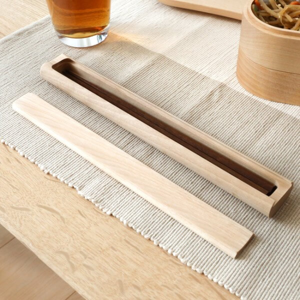 フタがスライド式で開けやすい。国産ブランドが作る木製の箸箱 - inzak