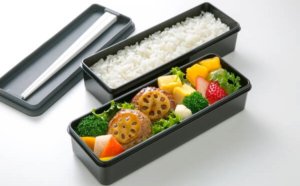 持ち運び簡単。バッグの中でもかさばらないスリムな弁当箱