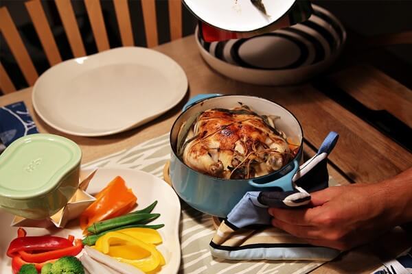 食卓でも活躍するキャセロール鍋のイメージ画像